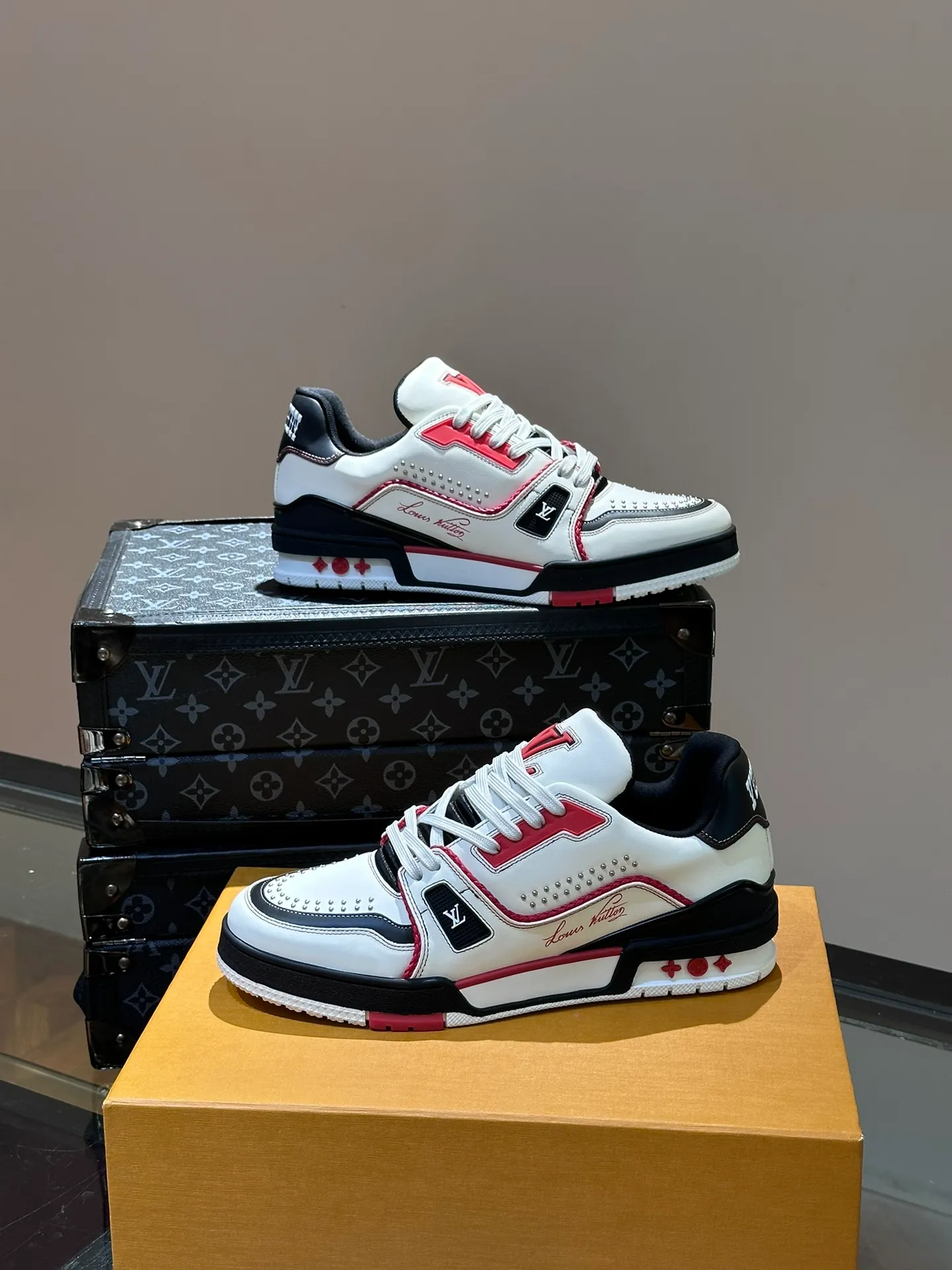 LV P840 men's sneakers, new colors, this LV Trainer sneaker is made of grained calf leather in colorful tones, with rivet decoration on the upper and handwritten Louis Vuitton logo on the side, which contrasts with the western-style Vuitton logo on the rear. The original construction was designed by Virgil Abloh and is inspired by vintage basketball shoes. Continuing the complex upper, the rubber-injected rubber outsole continues the iconic elements, with LV letters on the tongue and sides, Vuitton logo on the rear, Monogram flowers on the outsole, handwritten Louis Vuitton logo on the side, and standard insoles to continue the comfort experience. Comes with original box and complete packaging. Size: 38-45.